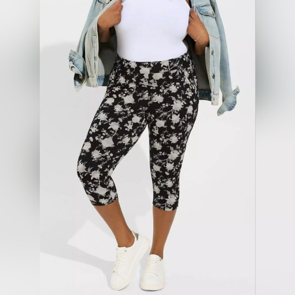 Torrid Pedal Pusher Signature Waist Pocket Legging, Black Floral NWOT
